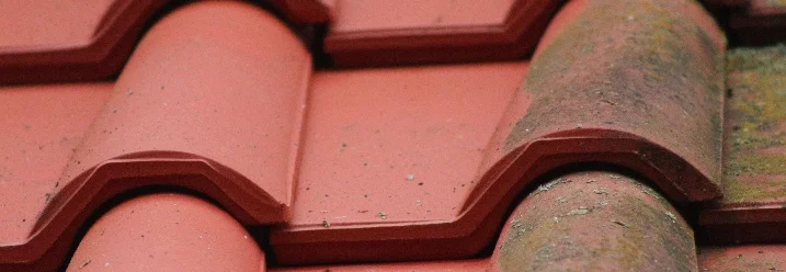 Nahaufnahme von roten Dachziegeln